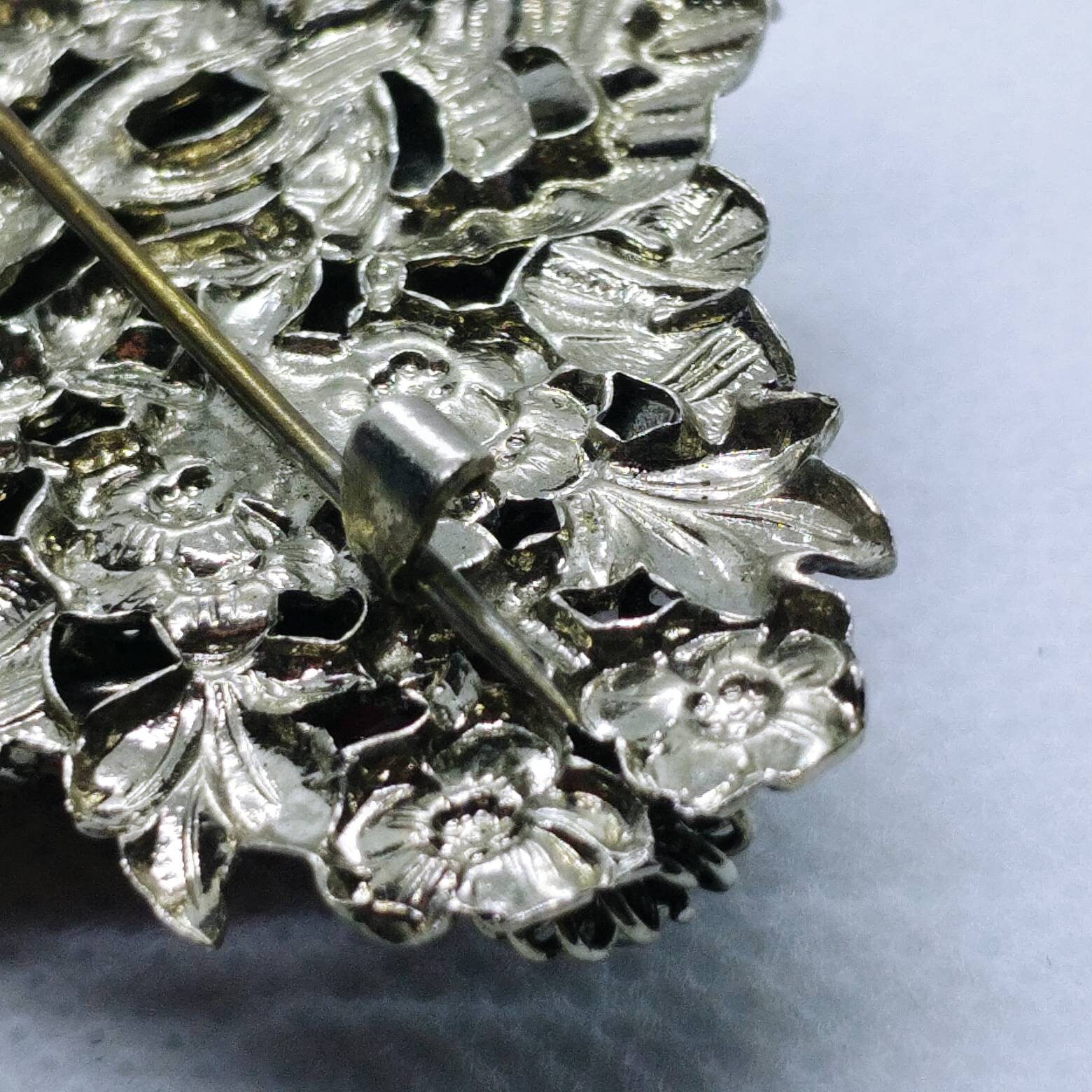 ヴィンテージシルバートーンの赤い石のブローチ - Etsy 日本