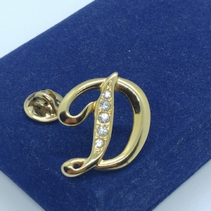 Broche vintage pin letra D tono dorado inicial con pedrería