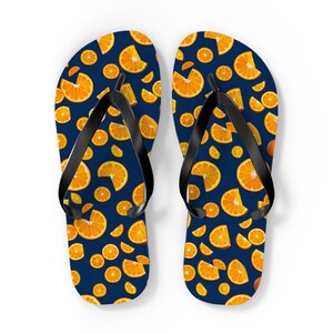 Orangefarbene Flip Flops zum Faulenzen am Strand oder zum Bootfahren mit Stil mit blauen Obst-Flipper-Sandalen mit orangem Obst-Print