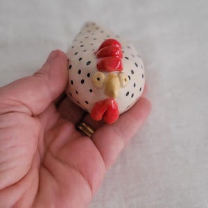 Gallina de cerámica hecha a mano con lunares - Escultura de gallina caprichosa