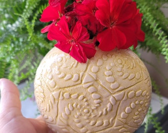 Jarrón de cerámica amarilla hecho a mano / Diseño intrincado / Decoración del hogar / Arte de cerámica