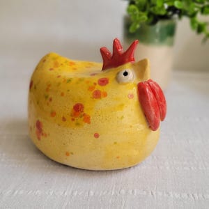 Grillig keramisch kipdecor, kippenliefhebber, gespikkeld aardewerk sculptuur, kunstbeeldje voor thuis