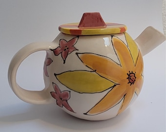 Tetera de flores de colores, hecha a mano con amor. Tetera peculiar para decoración del hogar y uso diario.