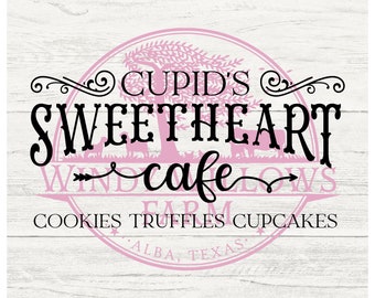 Op de afbeelding: Een bord voor Cupid's Sweetheart Cafe, met een roze en zwart ontwerp op een witte houtnerf achtergrond. De tekst bevat "Cupid's Sweetheart Cafe" en de woorden "Cookies, Truffles, Cupcakes". Het café is gevestigd in Alba, Texas.