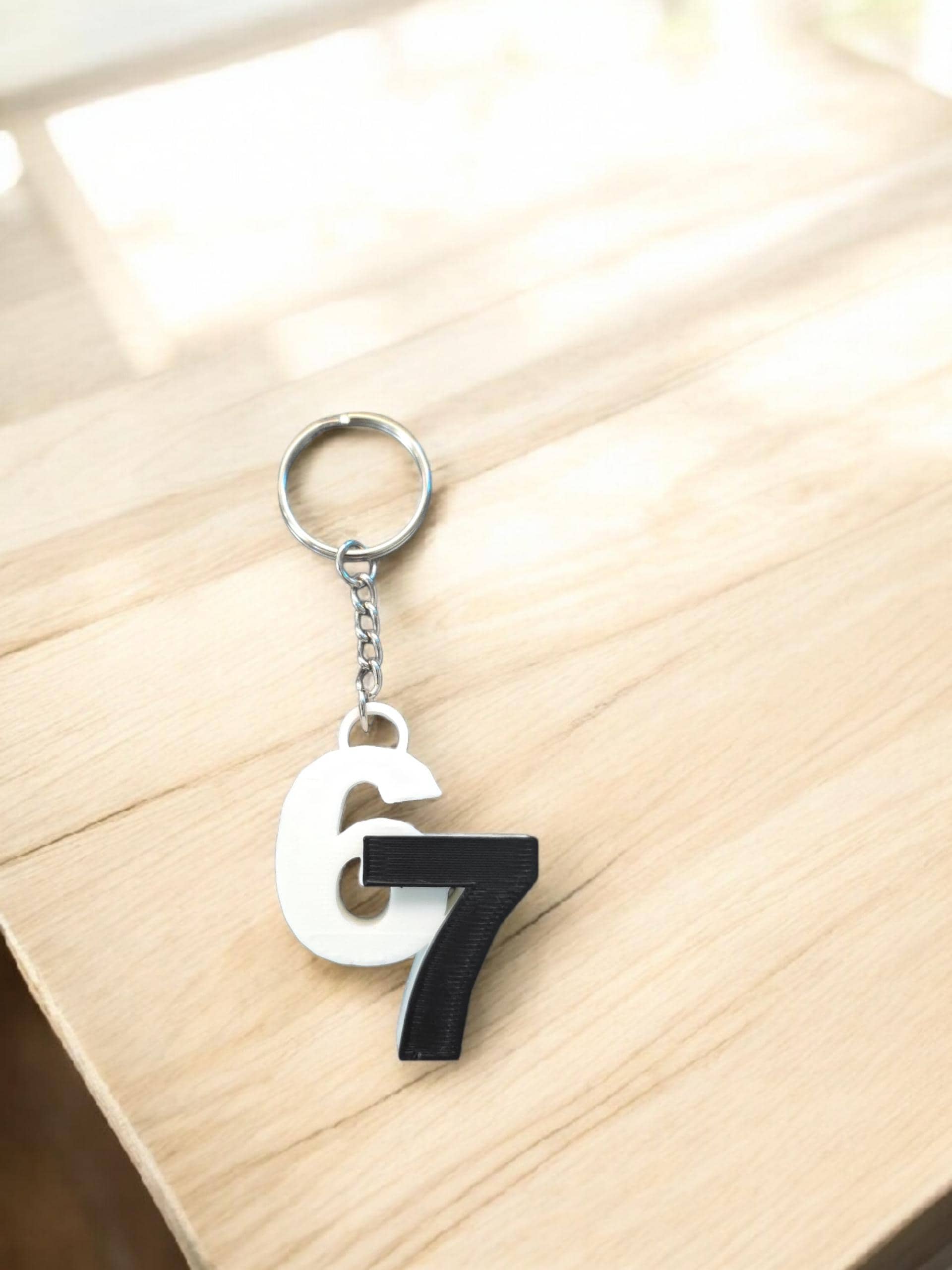 Grappige sleutelhanger '67' en bureaudecoratie | Trending meme-verzamelobject | Leuk cadeau met cijferkarakters | 3D-geprinte chibi-figuren | Joke-decoratie binnen - België