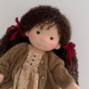 Bambola Waldorf fatta a mano da 15" (38 cm): bambola tessile imbottita di lana, giocattolo naturale, bambola da collezione, regalo per bambini