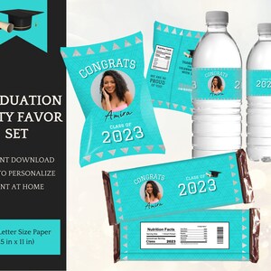 Puede incluir: Conjunto de favores de fiesta de graduación imprimibles con un diseño turquesa y plateado. El conjunto incluye una bolsa de patatas fritas, un envoltorio de barra de chocolate y una etiqueta para botella de agua. Cada artículo presenta un marco de fotos con el texto "Felicidades" y "Clase de 2023".