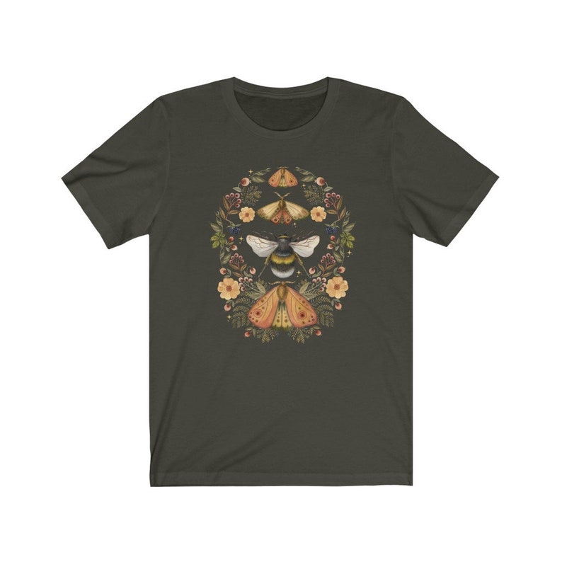 K&ouml;nnte beinhalten: Ein dunkelgr&uuml;nes T-Shirt mit einem floralen Design mit einer Biene und drei Motten. Das Design ist in den Farben Gelb, Orange, Braun und Wei&szlig; gehalten.
