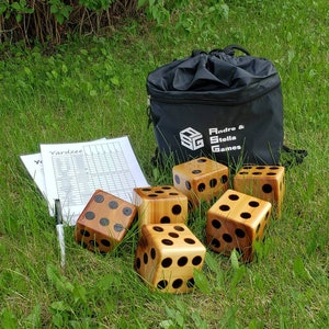 Dés de pelouse géants en bois, jeu de jardin Yardzee ou Yarkle, jeu de mariage, cartes de score effaçables à sec, cadeau de famille, jeu de famille, 5 ou 6 dés de pelouse, cèdre