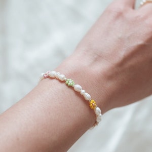 Pearl Bracelet, Daisy Bracelet, Flower Beaded Bracelet, Gift for Flower Girls, Gift for girlfriend, Mothers day gift idea image 1