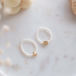 Anillo con inicial, anillo de perla, joyería minimalista, anillo de perla delicado, regalo para ella, regalo para mamá, ideas para regalos de cumpleaños