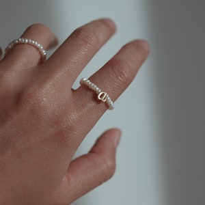 Anillo de perla de agua dulce con letra inicial