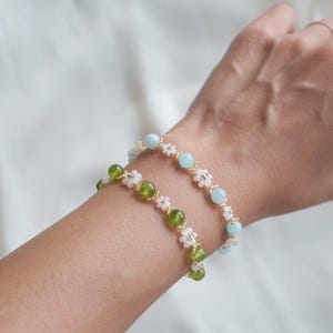 Blume Armband, Gold gefüllt Armband, Blumen Armband, Gänseblümchen Armband, zierliche Gold Armband, Edelstein Armband, Perlen Schmuck