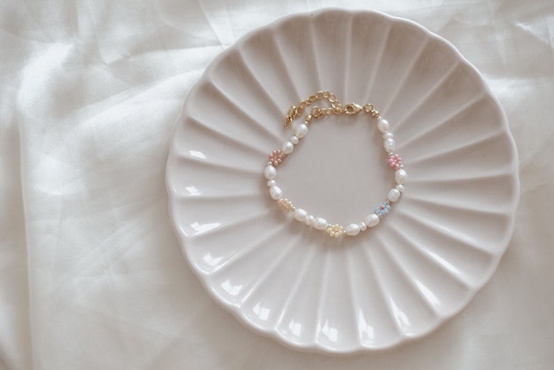 Pearl Bracelet, Daisy Bracelet, Flower Beaded Bracelet, Gift for Flower Girls, Gift for girlfriend, Mothers day gift idea image 7