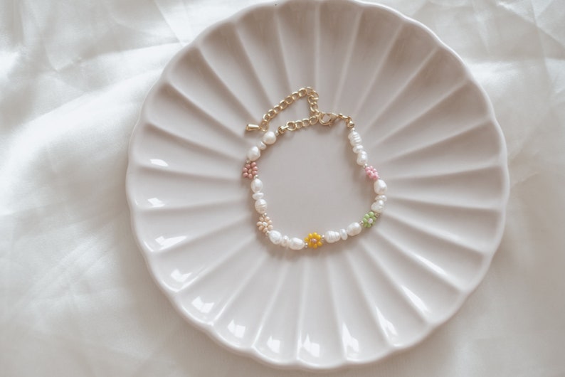 Pearl Bracelet, Daisy Bracelet, Flower Beaded Bracelet, Gift for Flower Girls, Gift for girlfriend, Mothers day gift idea image 6
