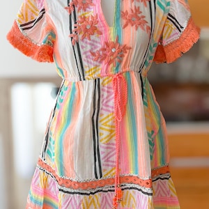Damen Boho Hippie Ibiza Sommer Minikleid mit bunten Streifen