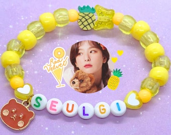 Rot Samt Seulgi Kandi Stretch Armband mit Buchstaben Perlen und Optional Charms