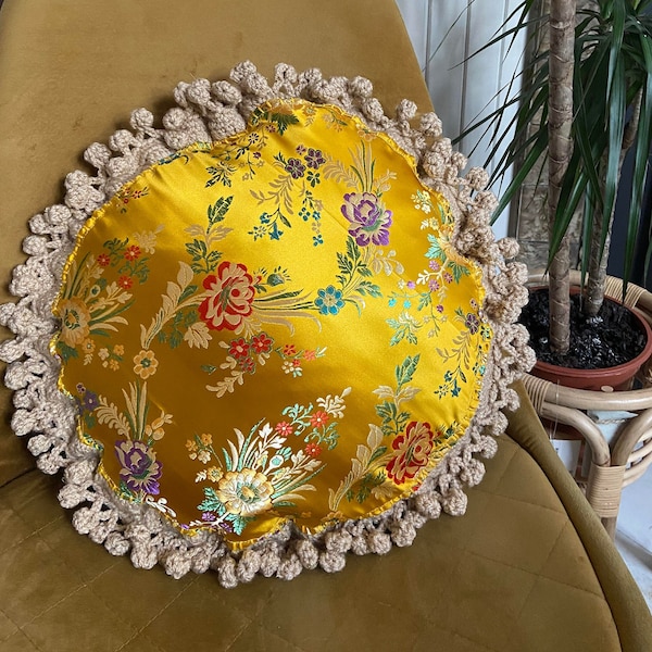Fantastico cuscino rotondo "cinese" superlucido, 40 cm, sui toni del giallo con bordo pompon dorato all'uncinetto attorno.