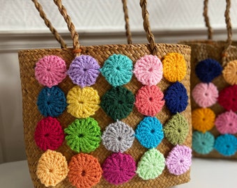 Un bolso de mimbre super lindo, decorado con yoyos tejidos a crochet en colores alegres, bolso = 30 de ancho y 23 de alto (que pequeño).
