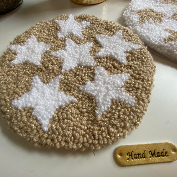 Set van 2 onderzetters / coasters in goud en wit met sterren / stars / sparkling, punchneedle, 16 cm