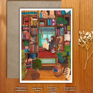 Impression d'art carte postale A6. Fille lisant dans un grenier - illustration cosy Carte de voeux, cottage et oeuvre d'art cosy pour les amateurs de lecture