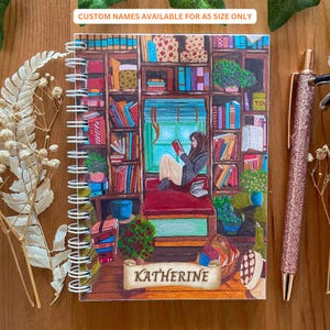 Quaderno personalizzato con nome, quaderno illustrato Cozy Reading Nook - Carta riciclata, 90 pagine - 40 citazioni confortanti e incoraggianti