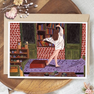 Ansichtkaart meisje dansen vreugdevol in haar huisje illustratie - gezellige vrolijke sfeer kunst A6-print, cottage-core life illustratie wenskaart