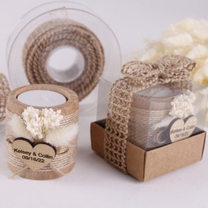 Pu&ograve; includere: Due portacandele in legno rustico decorati con nastro di juta e fiori secchi. I portacandele sono personalizzati con i nomi "Kelsey & Collin" e la data "09/16/22".