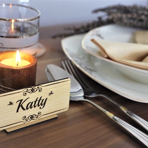 Gepersonaliseerde plaatsnamen, couvert bruiloft, plaatskaart hout, houten plaatsnaam, bruiloft gunsten, tafelnaam, rustieke bruiloft tafel zitplaatsen