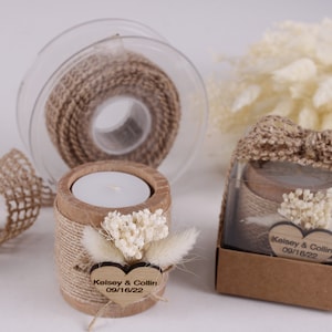 Pu&ograve; includere: Due portacandele in legno rustico decorati con nastro di juta e fiori secchi. I portacandele hanno un'etichetta di legno a forma di cuore con il testo "Kelsey & Collin 09/16/22".