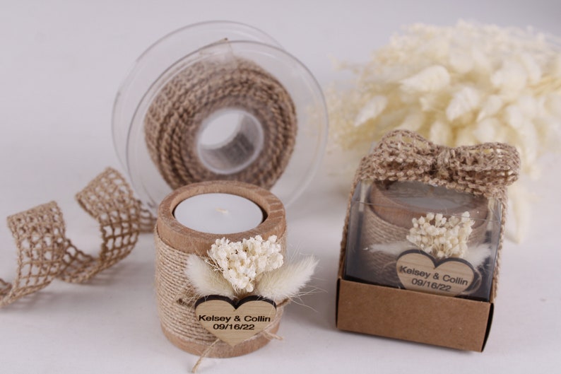 Pu&ograve; includere: Due portacandele in legno rustico decorati con nastro di juta e fiori secchi. I portacandele hanno un'etichetta di legno a forma di cuore con il testo "Kelsey & Collin 09/16/22".