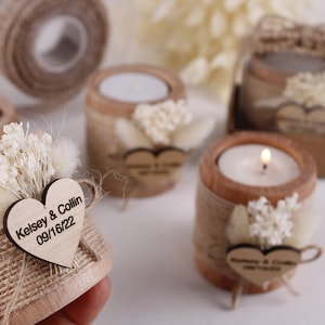 Pu&ograve; includere: Set di quattro piccoli portacandele in legno decorati con juta e fiori secchi. Ogni portacandele ha un'etichetta di legno a forma di cuore con il testo "Kelsey & Collin 09/16/22".