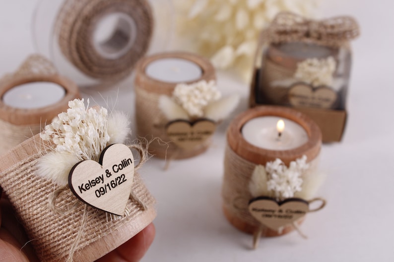 Pu&ograve; includere: Set di quattro piccoli portacandele in legno decorati con juta e fiori secchi. Ogni portacandele ha un'etichetta di legno a forma di cuore con il testo "Kelsey & Collin 09/16/22".