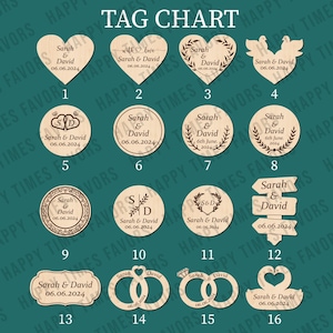 Pu&ograve; includere: Un grafico che mostra 16 diversi design di tag in legno per un matrimonio. I tag presentano vari design, tra cui cuori, colombe, anelli e un cartello stradale. Ogni tag include i nomi "Sarah & David" e la data "06.06.2024".