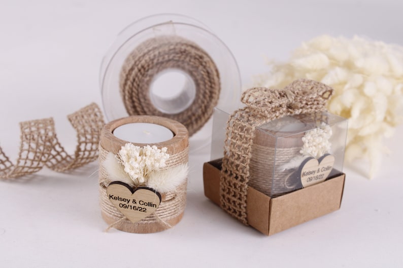 Pu&ograve; includere: Due portacandele in legno rustico decorati con nastro di juta e fiori secchi. I portacandele sono personalizzati con i nomi "Kelsey & Collin" e la data "09/16/22".