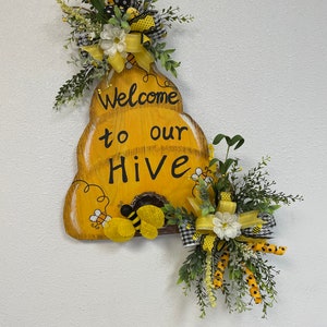 Everyday wreath, bee wreath, summer wreath, spring wreath, bee door hanger, summer door hanger, shipping included in price