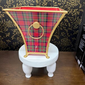Plaid cache pots in two sizes.