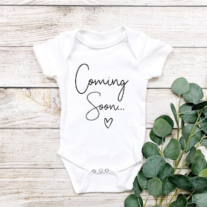 Bientôt des fichiers svg pour cricut, svg d'annonce de grossesse, svg de bébé nouveau-né, enceinte, bébé Coming Soon svg, svg d'annonce de bébé