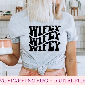 wifey svg, meilleure épouse, chemise d’annonce de proposition de mariée pour elle, cadeau d’anniversaire pour femme, t-shirt bestie, lettres ondulées rétro, vie de femme