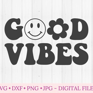 K&ouml;nnte beinhalten: Schwarzwei&szlig;es Grafikdesign mit dem Text "GOOD VIBES" in einer Retro-Schriftart. Ein Smiley und eine Blume sind im Design enthalten.