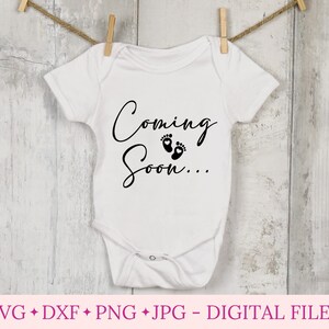 Bientôt des fichiers svg pour cricut, svg annonce de grossesse, nouveau-né bébé Coming Soon svg, cadeau de révélation de grossesse pour papa, lui, grands-parents