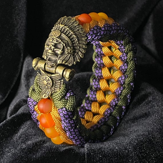 Bracelet fin en fil nylon ajustable et petites perles vertes et dorées