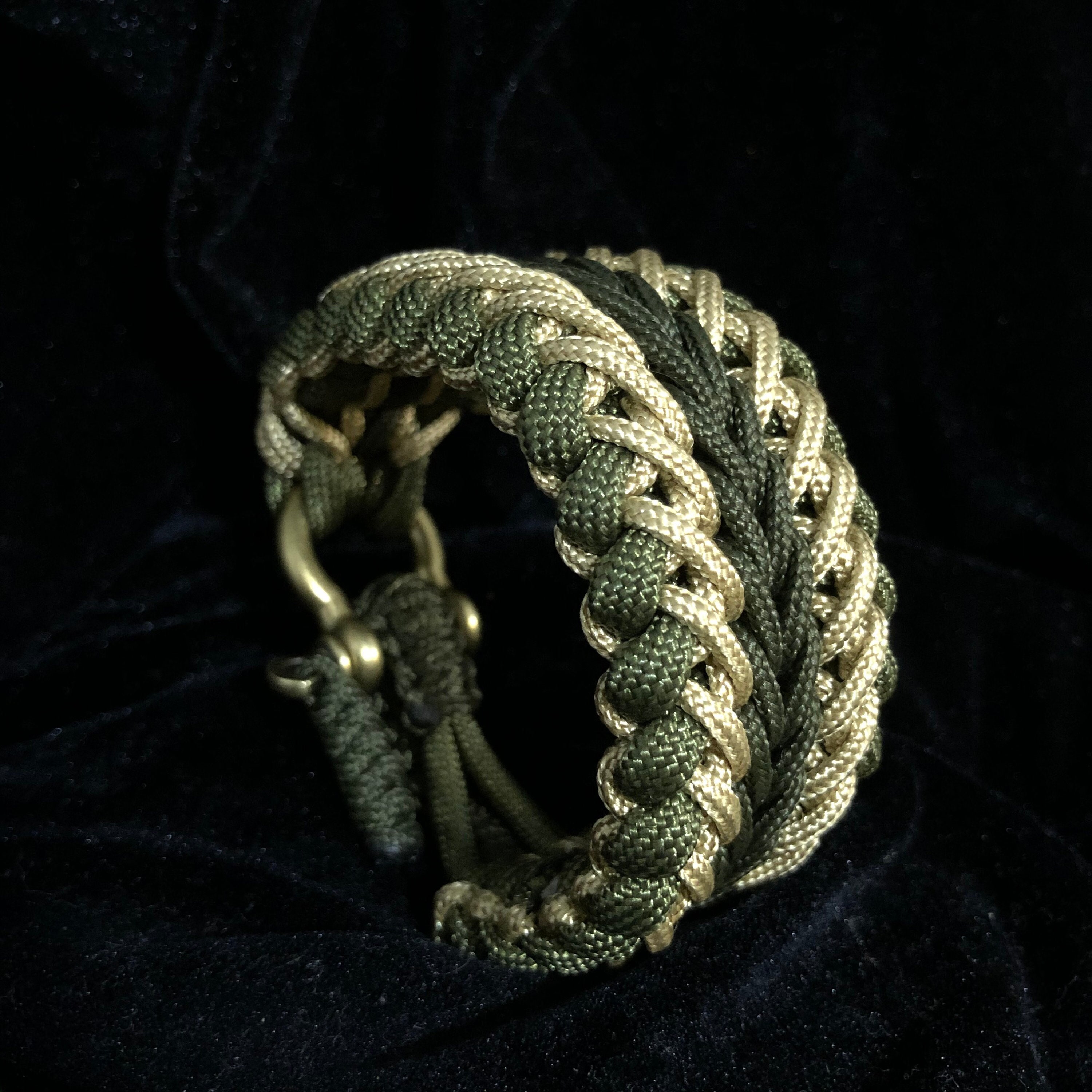 Paracord Bracelet Eagle Feathers knot with shackle