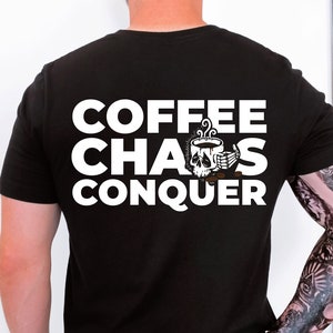 以下が含まれることがあります： 前面にコーヒーカップを持ったドクロ、後ろに「COFFEE CHAOS CONQUER」の文字が入った黒いTシャツです。
