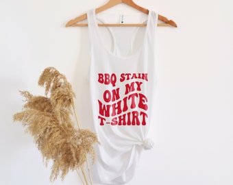 Mancha de churrasco na minha regata branca | Camiseta com letra de música country dos anos 90 | Regata engraçada para festivais | Camiseta feminina para shows de verão