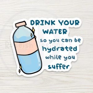 K&ouml;nnte beinhalten: Aufkleber mit einer Cartoon-Wasserflasche und dem Text "DRINK YOUR WATER so you can be hydrated while you suffer" in Blau. Die Flasche ist hellblau mit einem rosa Band und Glitzer.