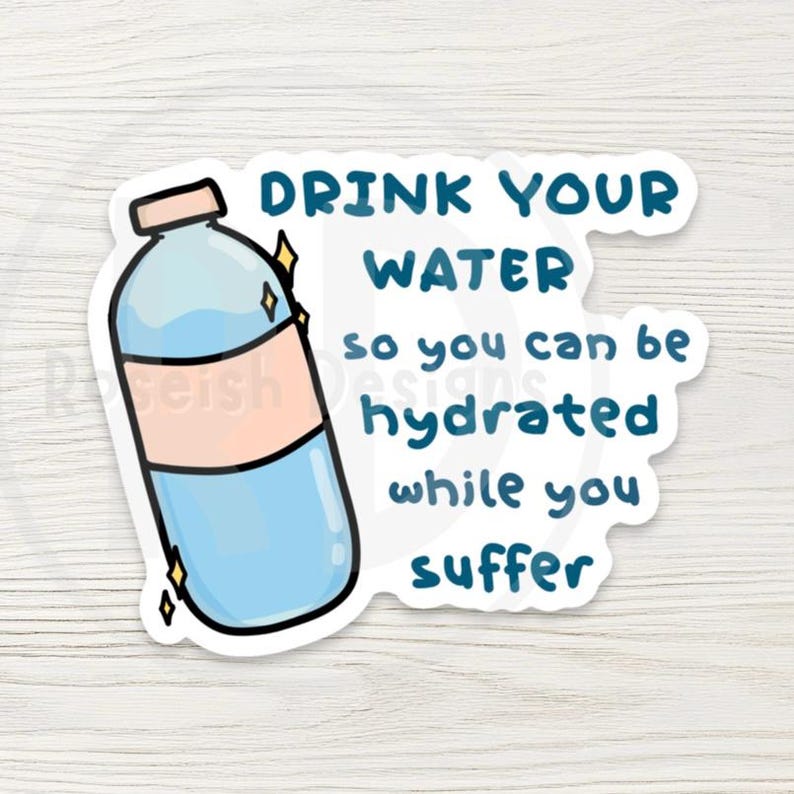 K&ouml;nnte beinhalten: Aufkleber mit einer Cartoon-Wasserflasche und dem Text "DRINK YOUR WATER so you can be hydrated while you suffer" in Blau. Die Flasche ist hellblau mit einem rosa Band und Glitzer.