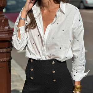 Chemise Femme Manches Longues , Chemisier Blanc, Haut Style Parisienne, Vêtement Femme Chic, chemise avec petits cœurs noir, image 2