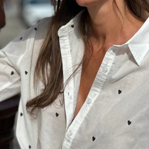 Chemise Femme Manches Longues , Chemisier Blanc, Haut Style Parisienne, Vêtement Femme Chic, chemise avec petits cœurs noir, image 9