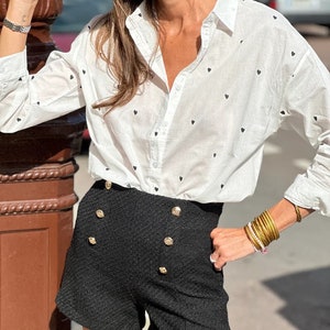 Chemise Femme Manches Longues , Chemisier Blanc, Haut Style Parisienne, Vêtement Femme Chic, chemise avec petits cœurs noir, image 6